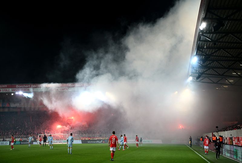 &copy; Reuters. FILE PHOTO: Soccer Football - Bundesliga - 1. FC Union Berlin v FC Cologne - Stadion An der Alten Forsterei, Berlin, Germany - December 20, 2023 General view of flares during the match REUTERS/Annegret Hilse/File Photo