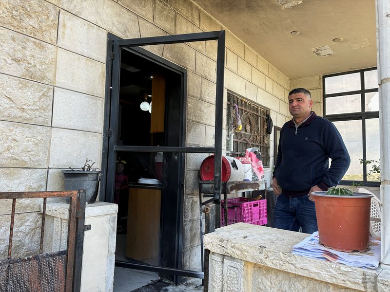 &copy; Reuters. فلسطيني داخل منزله الذي لحق به الضرر جراء هجوم نفذه مستوطنون إسرائيليون في عصيرة القبلية قرب نابلس في الضفة الغربية يوم الثلاثاء. تصوير: علي