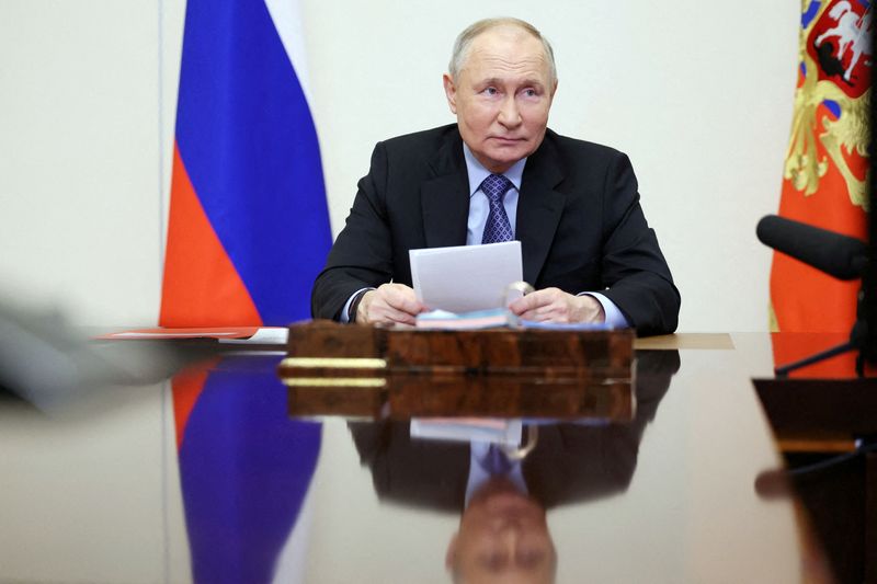 &copy; Reuters. الرئيس الروسي فلاديمير بوتين يرأس اجتماعا لأفراد مجلس الأمن عبر رابط الفيديو في مقر إقامته خارج موسكو يوم الثلاثاء. حصلت رويترز على الصورة 