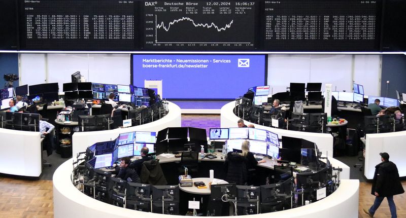 &copy; Reuters. شاشة إلكترونية تعرض بيانات المؤشر داكس الألماني في بورصة فرانكفورت يوم الاثنين. تصوير: رويترز.