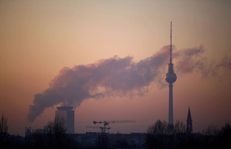 &copy; Reuters. FILE PHOTO: Steam and other emissions rise from a  power station in Berlin on February 2, 2012.  REUTERS/Pawel Kopczynsk/File Photo
