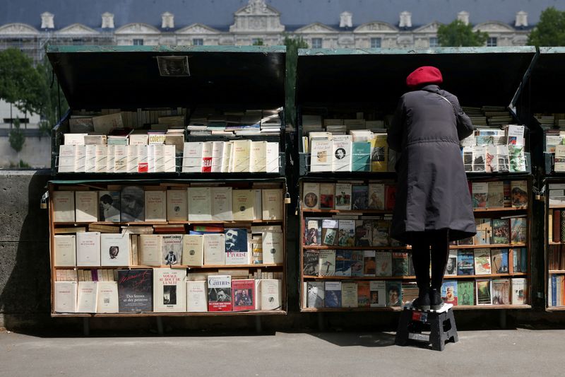 &copy; Reuters. FOTO DE ARCHIVO: Una vendedora de libros prepara su puesto a orillas de El Sena en París, Francia, 30 de mayo de 2022.  REUTERS/Kevin Coombs/Foto de archivo