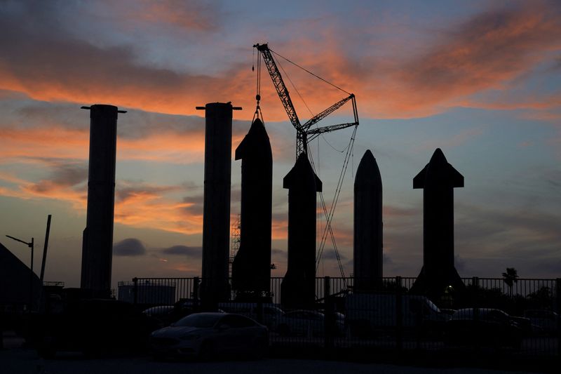 &copy; Reuters. Prototipos de cohetes Starship de SpaceX se ven en la base de SpaceX en Brownsville, Texas, EEUU, el 19 de agosto de 2023. REUTERS/Verónica G. Cárdenas. 