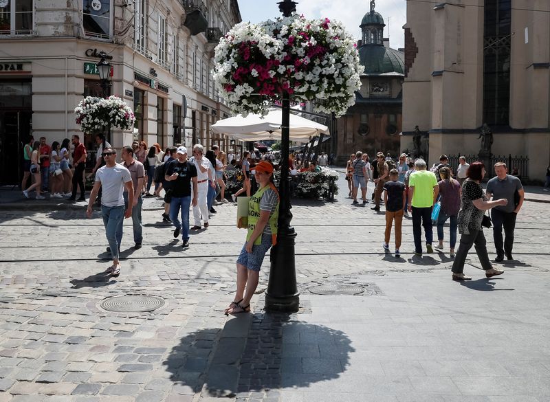 &copy; Reuters. Photo d'archives de touristes dans le centre de Lviv, en Ukraine. /Photo prise le 10 juin 2019/REUTERS/Gleb Garanich