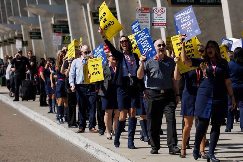 © Reuters. Flight attendants picket outside San Diego International Airport as multiple unions representing 100,000 flight attendants from Alaska, United, American, and Southwest picket outside 30 airports nationwide, in San Diego, California, U.S., February 13, 2024.  REUTERS/Mike Blake