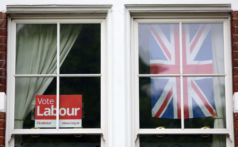 &copy; Reuters. لافتة مكتوب عليها "صوتوا لحزب العمال" وإلى جوارها علم المملكة المتحدة على نافذة أحد المباني في لندن في صورة من أرشيف رويترز.