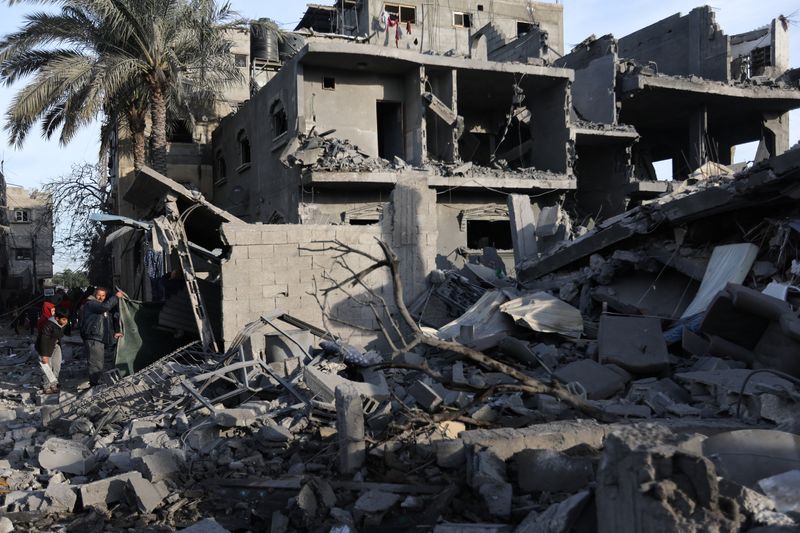 &copy; Reuters. فلسطينيون يتفقدون موقع قصف إسرائيلي على منزل في رفح جنوب قطاع غزة يوم 12 فبراير شباط 2024. تصوير: إبراهيم أبو مصطفى - رويترز.