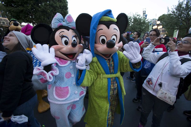 © Reuters. FILE PHOTO: The characters of Mickey Mouse and Minnie Mouse greet guests during Disneyland's Diamond Celebration in Anaheim, California May 23, 2015. REUTERS/Mario Anzuoni