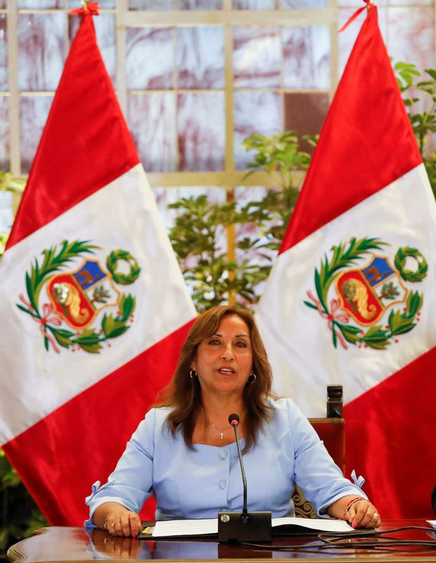 &copy; Reuters. Foto de archivo. La presidenta de Perú, Dina Boluarte, se dirige a los medios de comunicación en Lima, Perú, el 10 de febrero de 2023. REUTERS/Alessandro Cinque