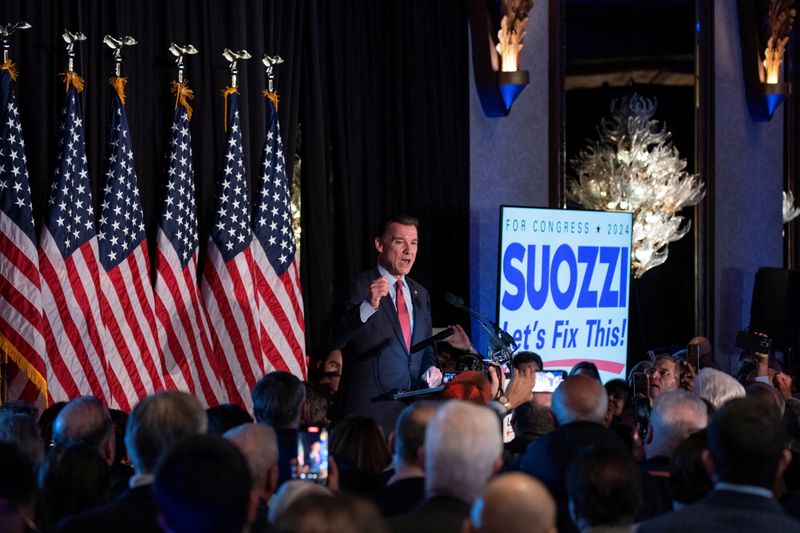 © Reuters. Democratic congressional candidate for New York's 3rd district, Tom Suozzi, delivers his victory speech during his election night party, following a special election to fill the vacancy created by Republican George Santos' ouster from Congress, in Woodbury, New York, U.S., February 13, 2024. REUTERS/Eduardo Munoz