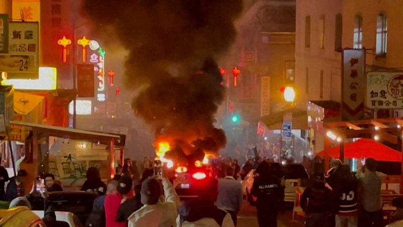 &copy; Reuters. 　アルファベット傘下で自動運転技術を開発するウェイモの無人タクシーは２月１０日夜、米サンフランシスコ市で、道の両側が全て封鎖され、群衆でごった返し、花火まで打ち上げられて