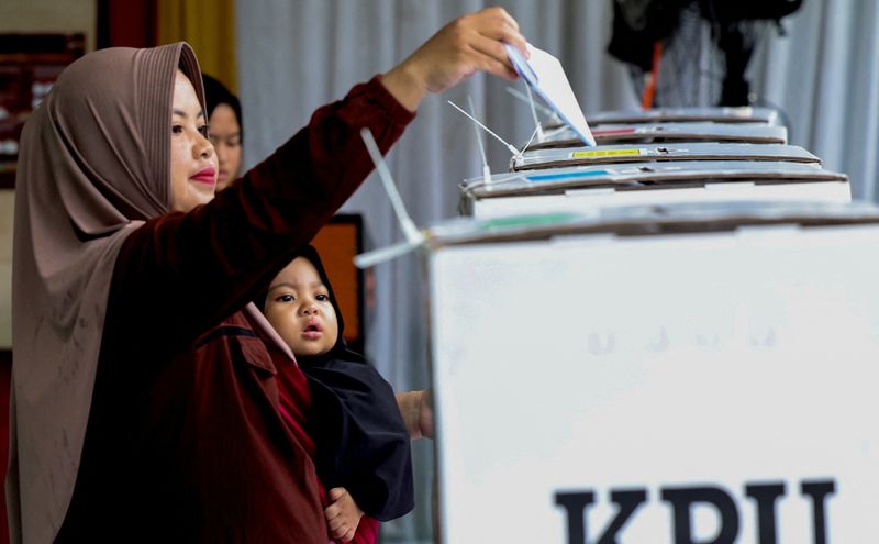 &copy; Reuters. امرأة تدلي بصوتها في مركز اقتراع خلال الانتخابات العامة في بوجور في جاوة الغربية بإندونيسيا يوم الأربعاء. تصوير:  كيم كيونج - هوون - رويترز.