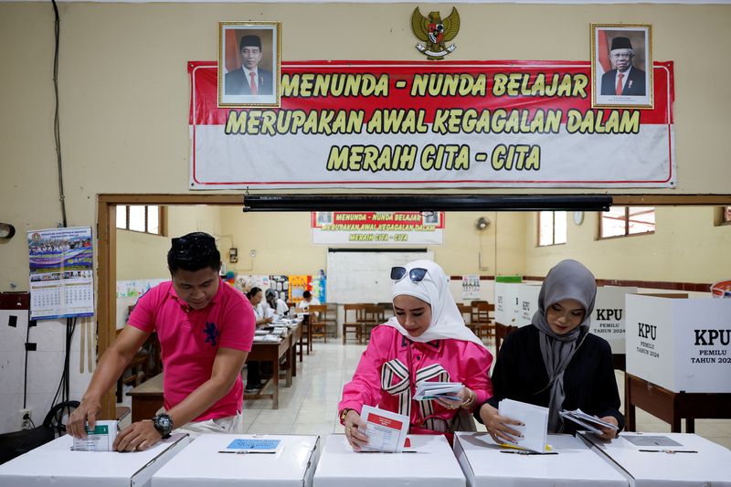 &copy; Reuters. Des gens déposent leur bulletin dans un bureau de vote lors des élections générales, à Surakarta, province de Java central, en Indonésie. /Photo prise le 14 février 2024/REUTERS/Willy Kurniawan