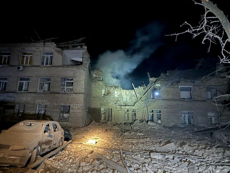 &copy; Reuters. Una vista muestra un hospital dañado tras un ataque con misiles rusos en Selídove, región de Donetsk, Ucrania, en esta imagen obtenida de las redes sociales difundida el 14 de febrero de 2024. Vadym Filashkin vía Telegram/vía REUTERS