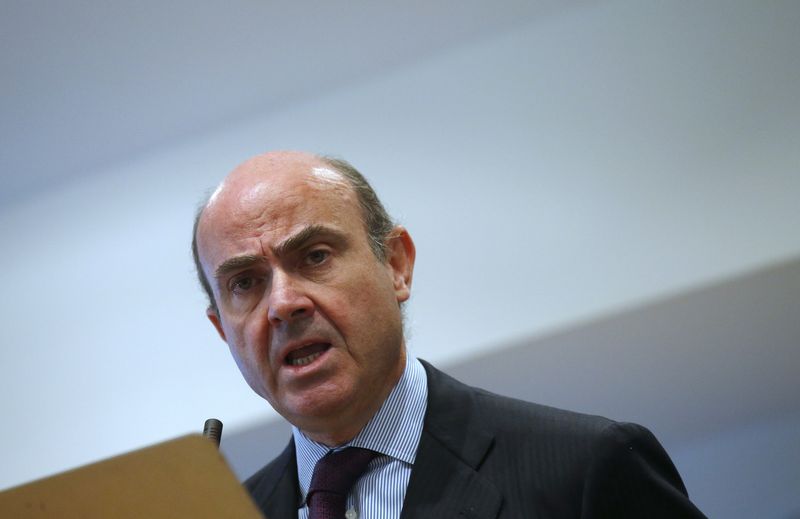 &copy; Reuters. Spanish Economy Minister Luis de Guindos delivers a presentation at an event in Madrid October 15, 2012. Spain's economic activity in the third quarter was similar to that seen in the second and overall looked better than the performance in the rest of Eu