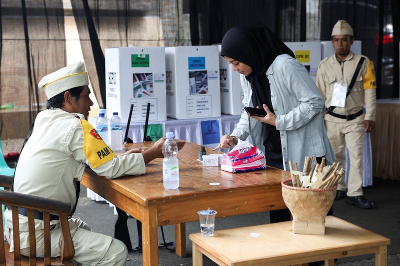 &copy; Reuters. Una mujer entinta su dedo tras depositar su voto en Tangerang Sur, en las afueras de Yakarta, Indonesia. 14 de febrero de 2024. REUTERS/Ajeng Dinar Ulfiana