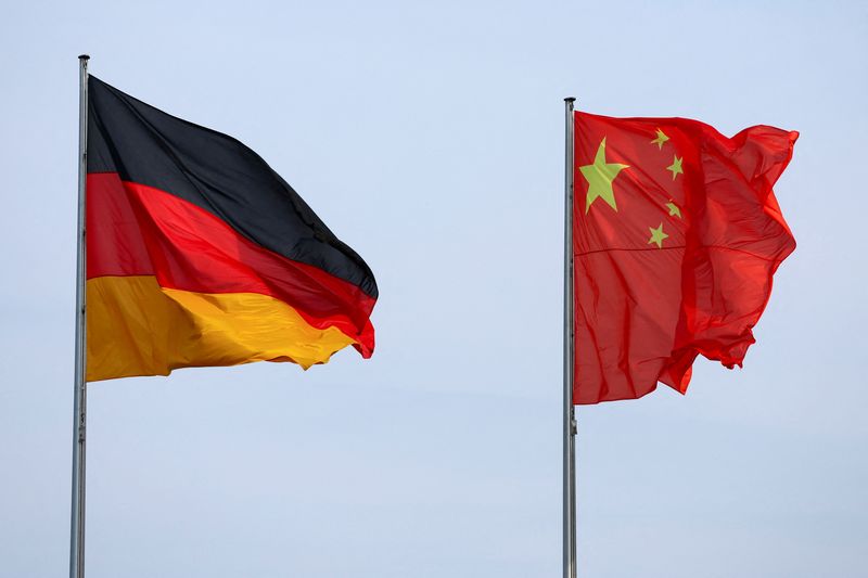 &copy; Reuters. Les drapeaux de l'Allemagne et de la Chine. /Photo prise le 19 juin 2023/REUTERS/Fabrizio Bensch
