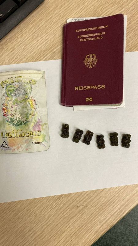 &copy; Reuters. Un pasaporte y otros artículos, lo que los responsables de aduanas rusos denominaron pertenencias de un ciudadano alemán que fue detenido a su llegada a la ciudad rusa de San Petersburgo con caramelos de goma que contenían cannabis, en un lugar descono