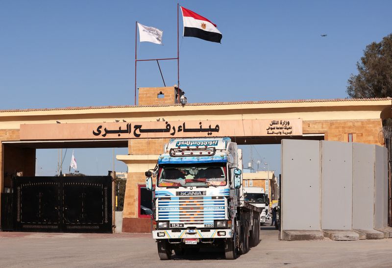 &copy; Reuters. Foto de archivo de un camión cruznado desde Gaza a Egipto en Rafah. 
Feb 1, 2024. REUTERS/Mohamed Abd El Ghany/
