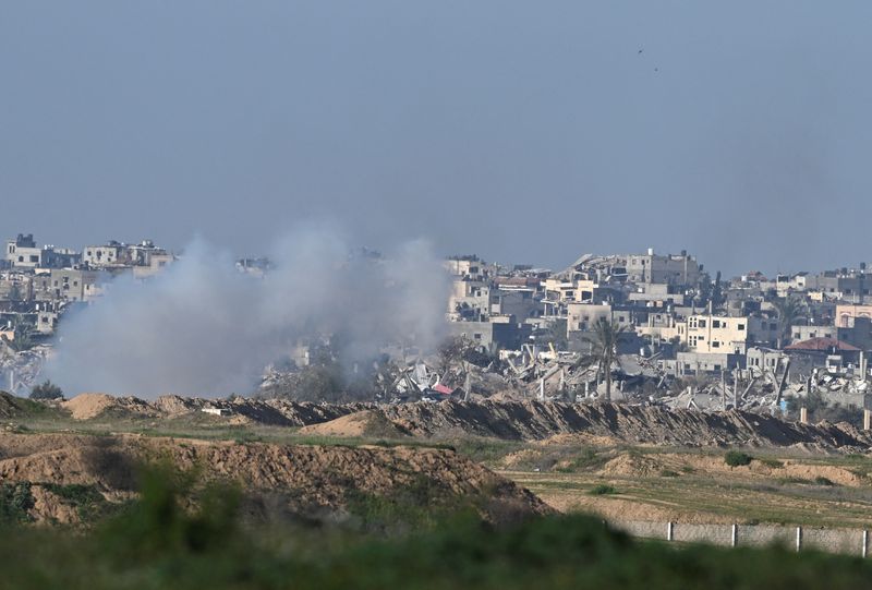 &copy; Reuters. El humo se eleva en el centro de Gaza, en medio del conflicto en curso entre Israel y el grupo islamista palestino Hamás, cerca de la frontera entre Israel y Gaza, visto desde Israel, 14 de febrero de 2024. REUTERS/Dylan Martinez