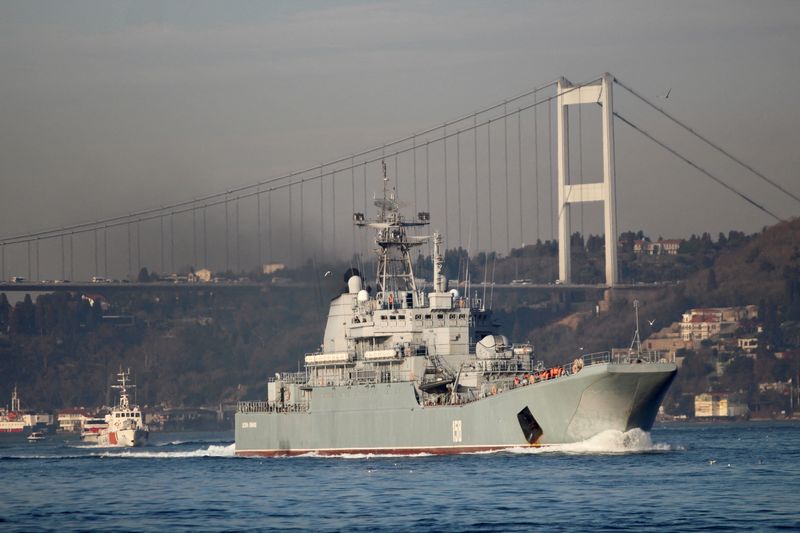 © Reuters. Le navire de débarquement russe, le Tsezar Kounikov, ici à Istanbul. /Photo prise le 4 mars 2020/REUTERS/Yoruk Isik