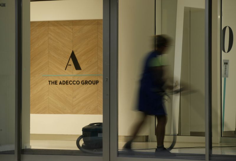 &copy; Reuters. FOTO DE ARCHIVO: El logotipo del grupo suizo Adecco en su sede en Zúrich, Suiza. 30 de octubre de 2018. REUTERS/Arnd Wiegmann