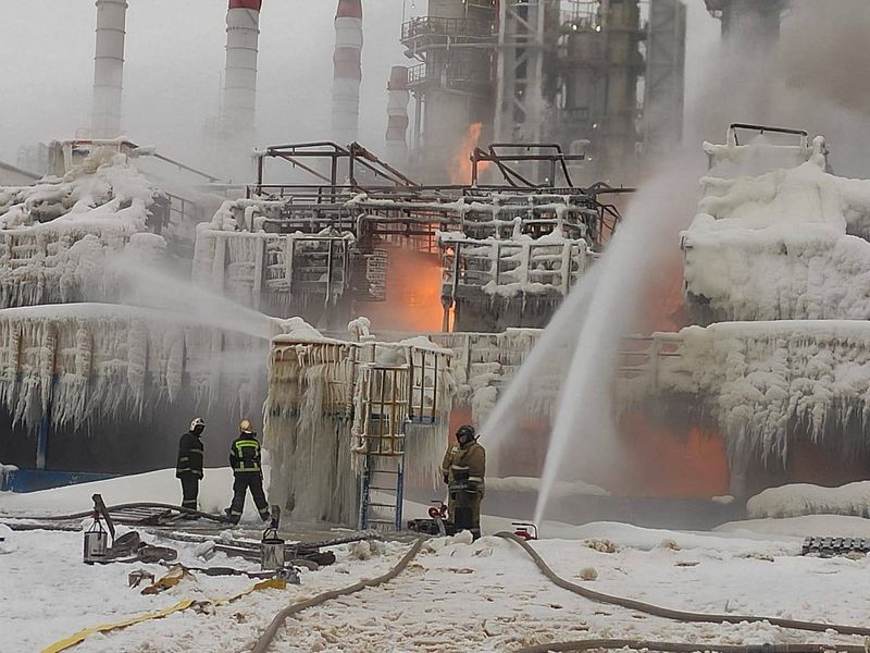 &copy; Reuters. FILE PHOTO: Firefighters work to extinguish fire at a terminal belonging to Novatek, Russia's largest liquefied natural gas producer, in the port of Ust-Luga, Russia, January 21, 2024. Head of Administration of Kingiseppsky District of Leningrad Region Yu