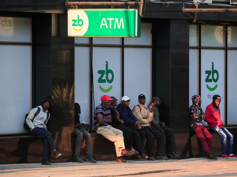 &copy; Reuters. FILE PHOTO: People queue to withdraw money from a local bank in central Harare, Zimbabwe, August 24, 2023. REUTERS/Philimon Bulawayo/File Photo