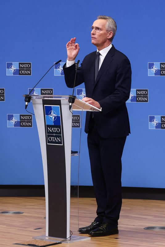 &copy; Reuters. Il Segretario generale della Nato Jens Stoltenberg gesticola mentre tiene una conferenza stampa in vista della riunione dei ministri della Difesa della Nato presso la sede dell'Alleanza a Bruxelles, in Belgio, il 14 febbraio 2024. REUTERS/Yves Herman