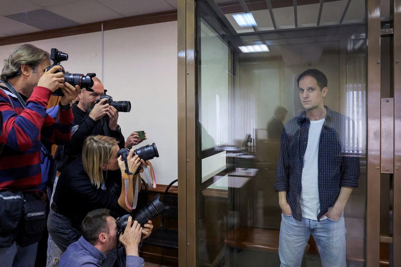 &copy; Reuters. Wall Street Journal reporter Evan Gershkovich stands inside an enclosure for defendants before a court hearing to consider an appeal against his pre-trial detention on espionage charges in Moscow, Russia, October 10, 2023. REUTERS/Evgenia Novozhenina/file