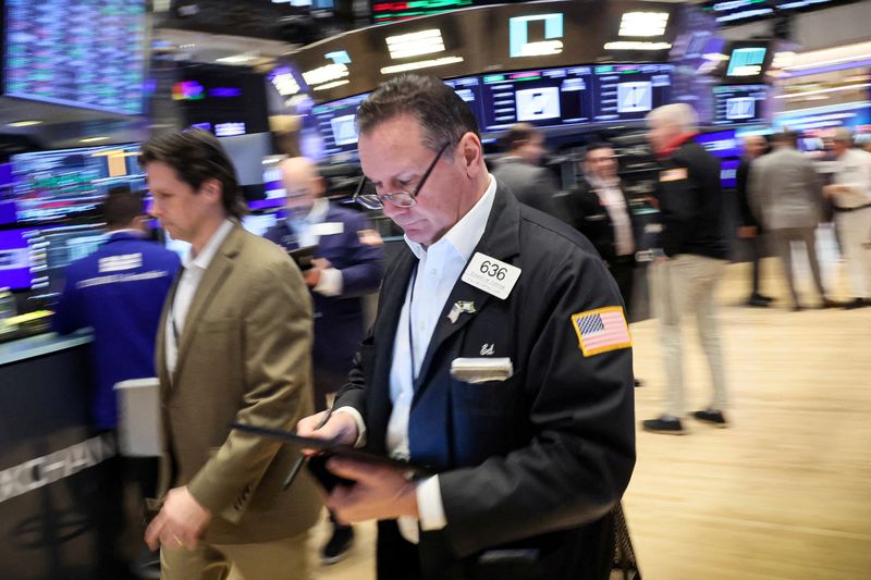 © Reuters. FILE PHOTO: Traders work on the floor at the New York Stock Exchange (NYSE) in New York City, U.S., February 12, 2024. REUTERS/Brendan/File Photo McDermid/File Photo