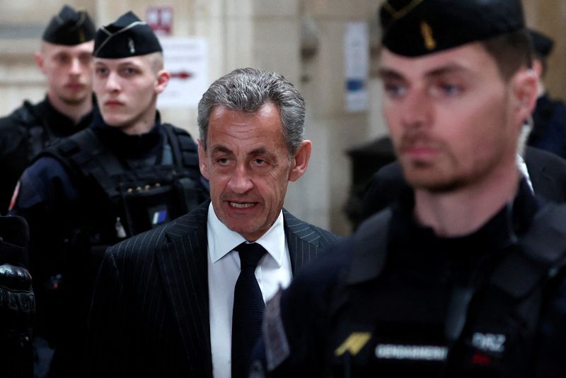 &copy; Reuters. El expresidente francés Nicolas Sarkozy llega al tribunal de París, Francia, para recibir la decisión en su juicio de apelación en el caso "Bygmalion", que se refiere a la financiación ilegal de su campaña presidencial perdida en 2012. 14 de febrero