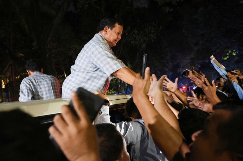 © Reuters. Indonesia's Defence Minister and presidential candidate Prabowo Subianto greets his supporters in Jakarta, Indonesia February 14, 2024. REUTERS/Ajeng Dinar Ulfiana