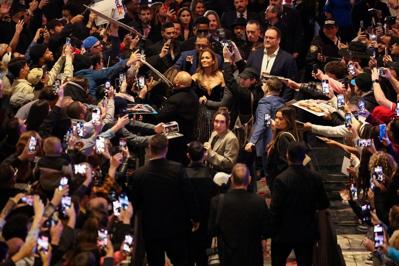 &copy; Reuters. Jennifer Lopez asiste al estreno de la película "This Is Me... Now: Una historia de amor" en Los Ángeles, California, EE.UU. 13 de febrero 2024. REUTERS/Mario Anzuoni/Foto de archivo 
