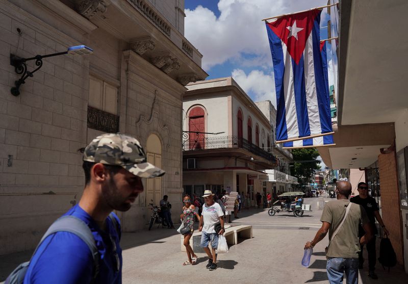 &copy; Reuters. FOTO DE ARCHIVO-Banderas cubanas en una calle comercial en el centro de La Habana, Cuba. 20 de julio de 2022. REUTERS/Alexandre Meneghini