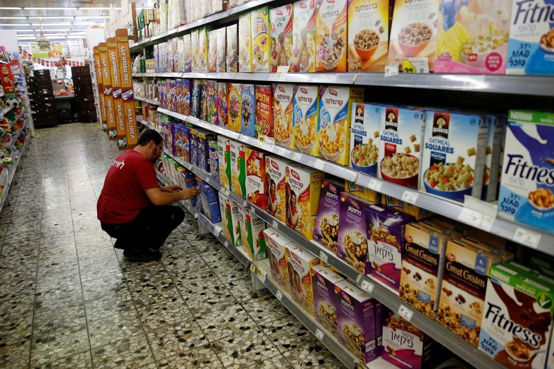 &copy; Reuters. FILE PHOTO: An employee arranges cereal boxes for sale at a supermarket in Jerusalem June 19, 2016. REUTERS/Ronen Zvulun/