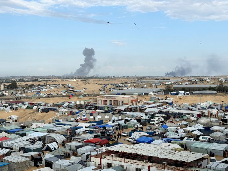 © Reuters. Smoke rises during an Israeli ground operation in Khan Younis, amid the ongoing conflict between Israel and the Palestinian Islamist group Hamas, as seen from a tent camp sheltering displaced Palestinians in Rafah, in the southern Gaza Strip, February 14, 2024. REUTERS/Bassam Masoud