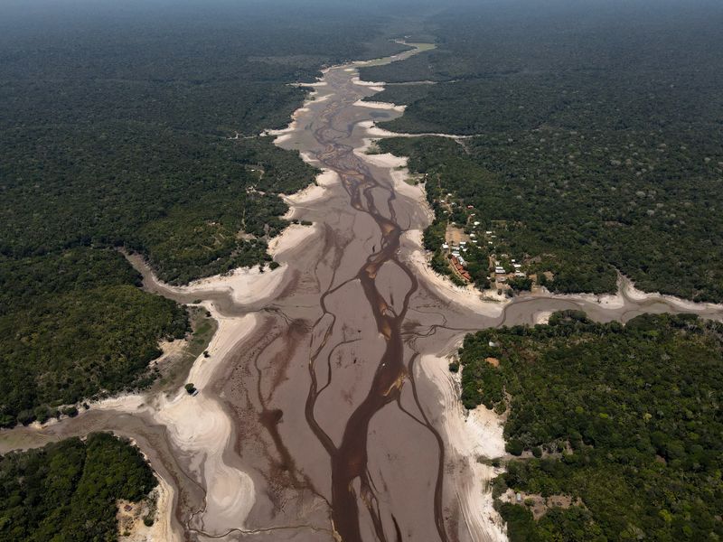 &copy; Reuters. FOTO DE ARCHIVO. Una vista aérea muestra el río Tumbira, que se ha visto afectado por la sequía del río Negro, en una Reserva de Desarrollo Sostenible de Río Negro, en Iranduba, estado de Amazonas, Brasil, el 7 de octubre de 2023. REUTERS/Bruno Kelly
