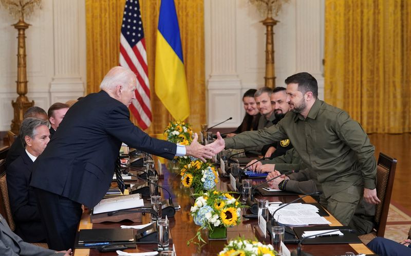 &copy; Reuters. U.S. President Joe Biden and Ukraine President Volodymyr Zelenskiy shake hands across the table during a meeting in the East Room of the White House in Washington, U.S. September 21, 2023. REUTERS/Kevin Lamarque/file photo