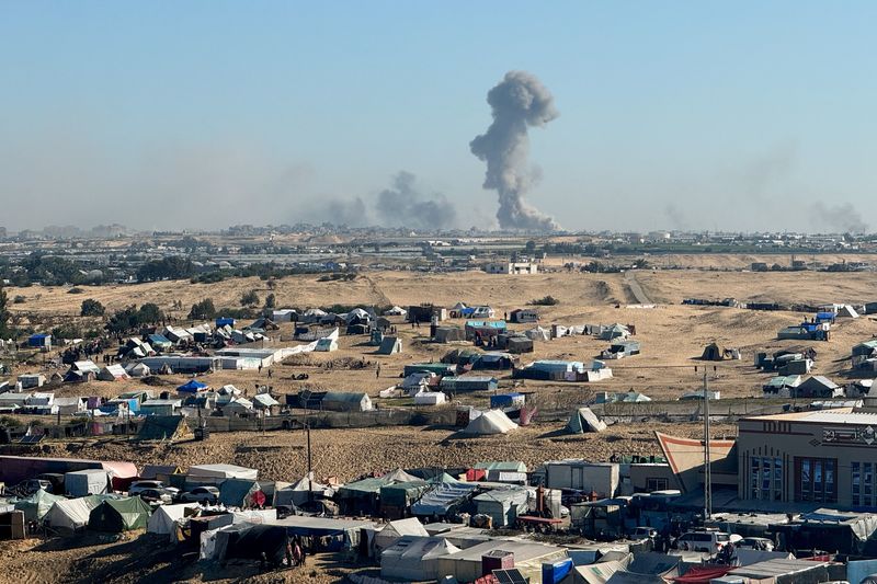 &copy; Reuters. Fumo durante un'operazione di terra di Israele a Khan Younis, nell'ambito del conflitto in corso tra Israele e il gruppo islamista palestinese Hamas, visto da una tendopoli che ospita sfollati palestinesi a Rafah, nel sud della Striscia di Gaza, 11 febbra