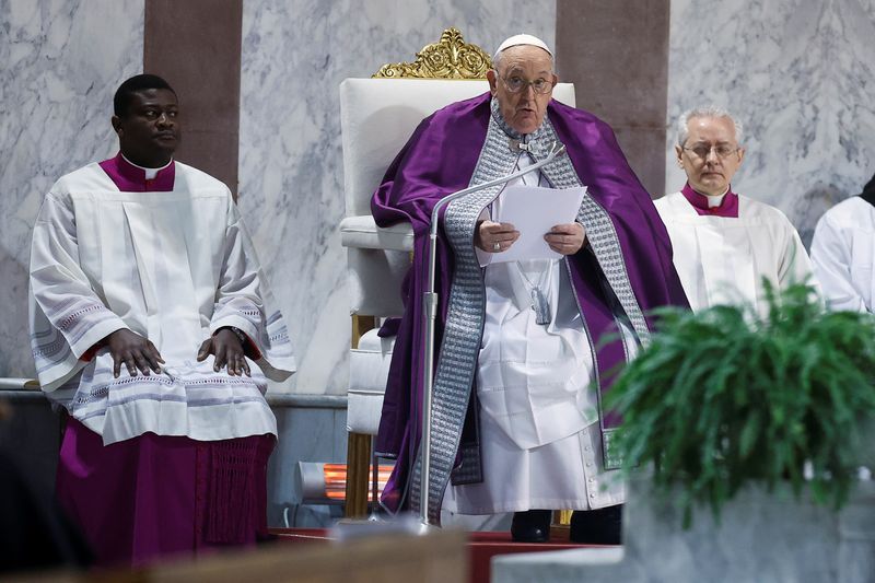 &copy; Reuters. El Papa Francisco en la misa del Miércoles de Ceniza en la Basílica de Santa Sabina en Roma, Italia, 14 de febrero,2024. REUTERS/Remo Casilli