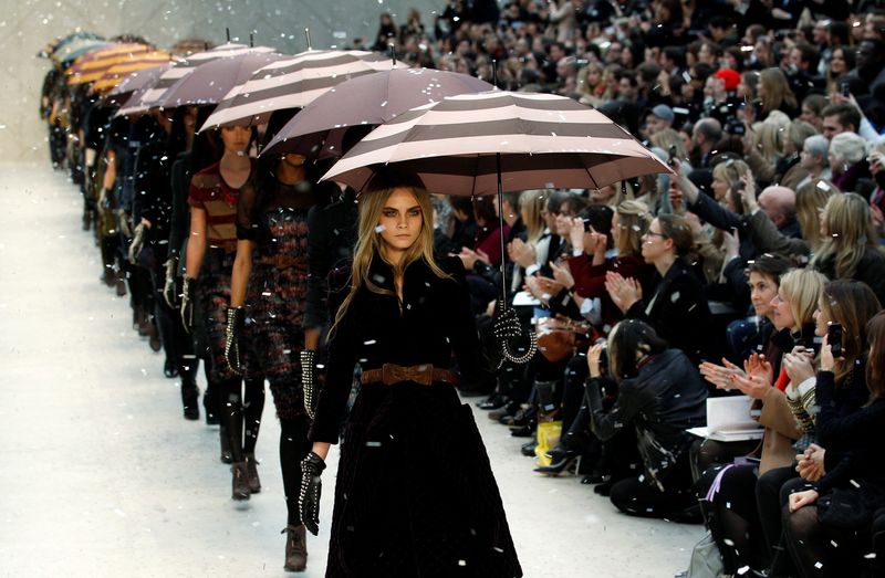 &copy; Reuters. Modelos desfilam durante a Semana de Moda de Londres de 2012
REUTERS/Suzanne Plunkett