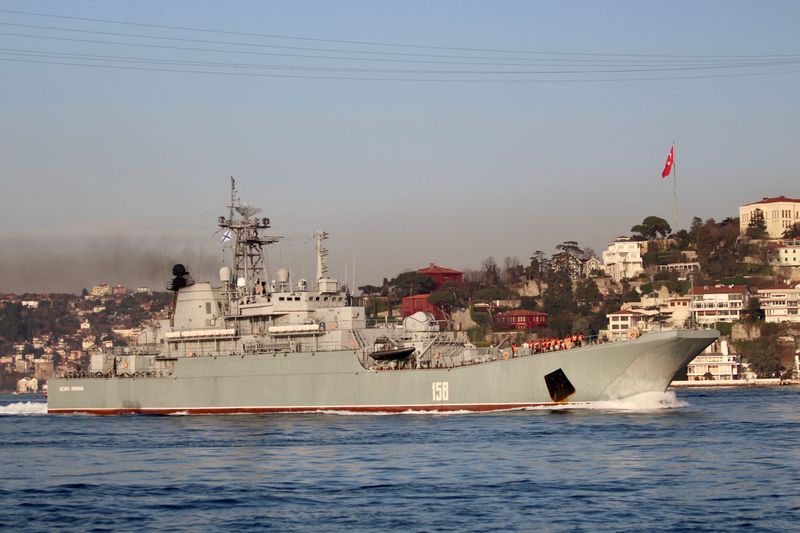 © Reuters. سفينة الإنزال الحربية الروسية سيزر كونيكوف في البسفور في طريقها إلى البحر المتوسط في إسطنبول بصورة من أرشيف رويترز.