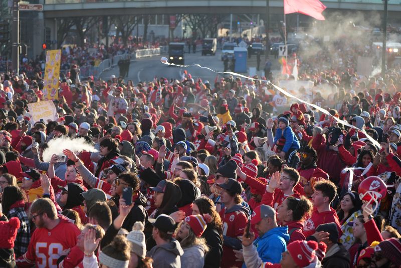 &copy; Reuters. مشجعو فريق كانساس سيتي تشيفز في مسيرة قبل الاحتفال بالفوز بنهائي دوري كرة القدم الأمريكية (سوبر بول) بالولايات المتحدة يوم الأربعاء. صورة لر