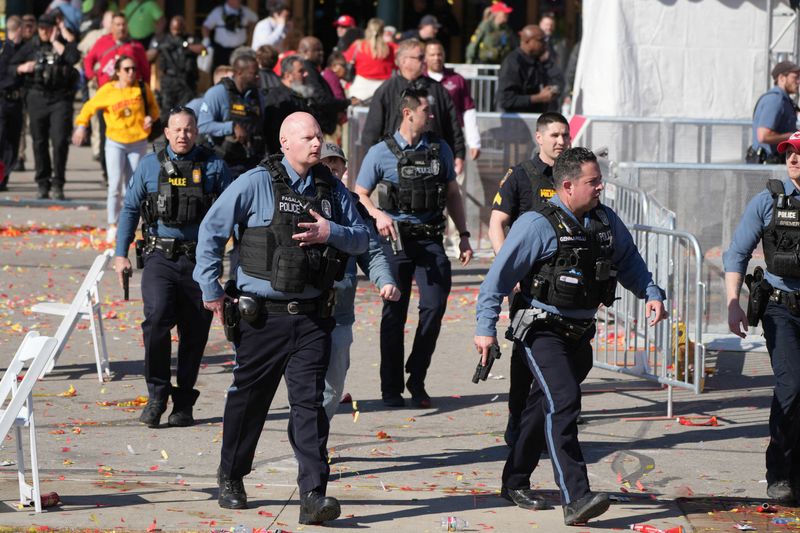&copy; Reuters. Patrouilles de police après des coups de feu tirés à Kansas City. /Photo prise le 14 février 2024/REUTERS/Kirby Lee-USA TODAY Sports