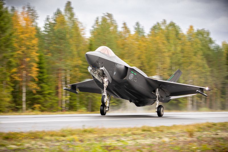 &copy; Reuters. طائرة مقاتلة من طراز إف-35 التي تنتجها شركة لوكهيد مارتن خلال هبوطها على طريق سريع بفنلندا يوم 21 سبتمبر أيلول 2023.صورة حصلت عليها رويترز من وكا