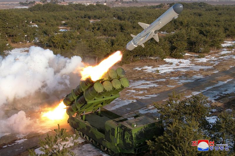 &copy; Reuters. تجربة لاختبار صاروخ أرض-بحر جديد أشرف عليها الزعيم الكوري الشمالي كيم جونج أون في موقع لم يعلن عنه في كوريا الشمالية في صورة نشرتها وكالة ال