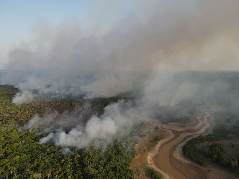 &copy; Reuters. دخان يتصاعد من حريق غابات في غابات الأمازون المطيرة بالقرب من نهر جاف في إيراندوبا بولاية أمازوناس في البرازيل يوم 25 سبتمبر أيلول 2023. تصوير: 