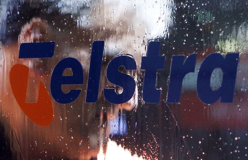 &copy; Reuters. A worker cleans up a Telstra public phone in central Sydney February 11, 2010. REUTERS/Daniel Munoz/File Photo
