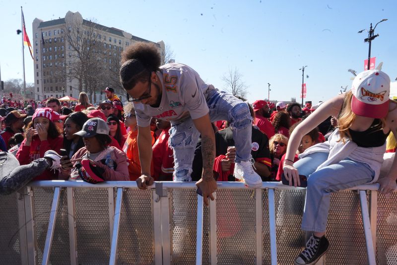 © Reuters. Feb 14, 2024; Kansas City, MO, USA; Fans flee the area after shots were fired after the celebration of the Kansas City Chiefs winning Super Bowl LVIII. Mandatory Credit: Kirby Lee-USA TODAY Sports